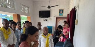सुभासपा नेता के निधन पर अरविंद राजभर पहुंचे घर:कप्तानगंज में परिजनों को बंधाया ढांढस, बोले- पार्टी ने समर्पित पदाधिकारी खोया