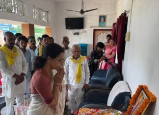 सुभासपा नेता के निधन पर अरविंद राजभर पहुंचे घर:कप्तानगंज में परिजनों को बंधाया ढांढस, बोले- पार्टी ने समर्पित पदाधिकारी खोया