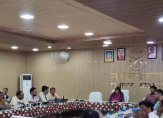 श्रावस्ती में शिक्षा विभाग की उपलब्धियों पर चर्चा:शिक्षा योजनाओं का लाभ बच्चों तक पहुंचाएं, प्रचार-प्रसार में सहयोग मांगा