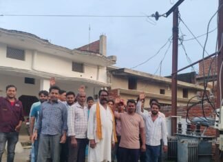 सिरसिया मलमलिया में तीन दिन से बिजली गुल:ट्रांसफार्मर खराब होने से सप्लाई ठप; जेई बोले- नया ट्रांसफार्मर लगाकर बहाल होगी बिजली