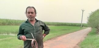 श्रावस्ती के घर में जहरीला सांप मिलने से हड़कंप:विशेषज्ञ ने आधे घंटे की मशक्कत के बाद सुरक्षित रेस्क्यू कर जंगल में छोड़ा