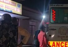 श्रावस्ती में बाइक पलटी, दो लोग गंभीर घायल:मिट्टी में शामिल होकर घर लौटते समय परसौरा के पास हुआ हादसा