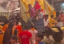 ऐठा नगर में जन्माष्टमी कार्यक्रम का समापन:श्रीकृष्ण प्रतिमा विसर्जन यात्रा धूमधाम से निकली, राप्ती नदी की ओर रवाना हुए श्रद्धालु