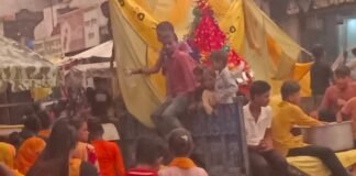 ऐठा नगर में जन्माष्टमी कार्यक्रम का समापन:श्रीकृष्ण प्रतिमा विसर्जन यात्रा धूमधाम से निकली, राप्ती नदी की ओर रवाना हुए श्रद्धालु