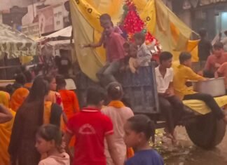 ऐठा नगर में जन्माष्टमी कार्यक्रम का समापन:श्रीकृष्ण प्रतिमा विसर्जन यात्रा धूमधाम से निकली, राप्ती नदी की ओर रवाना हुए श्रद्धालु