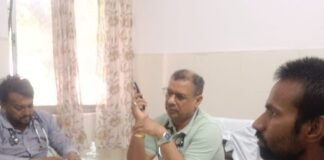महराजगंज जिला अस्पताल के इमरजेंसी वार्ड में मरीजों की भीड़:उल्टी-दस्त और बुखार के मरीज ज्यादा आ रहे, मौसमी बीमारियों का असर