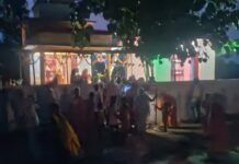 बहराइच के शिव मंदिर में कड़ी-चावल का भंडारा:पूजन-वंदन के बाद सैकड़ों श्रद्धालुओं ने पंगत में बैठकर लिया प्रसाद