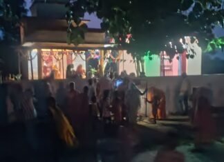 बहराइच के शिव मंदिर में कड़ी-चावल का भंडारा:पूजन-वंदन के बाद सैकड़ों श्रद्धालुओं ने पंगत में बैठकर लिया प्रसाद