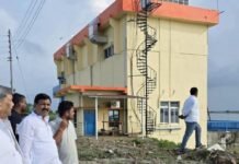 सांसद ने बाढ़ प्रभावित गांवों का किया दौरा:काशीपुर कटरिया तटबंध के किनारे बसे ग्रामीणों से मिले, मदद का दिया भरोसा