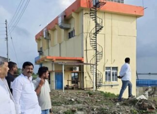 सांसद ने बाढ़ प्रभावित गांवों का किया दौरा:काशीपुर कटरिया तटबंध के किनारे बसे ग्रामीणों से मिले, मदद का दिया भरोसा