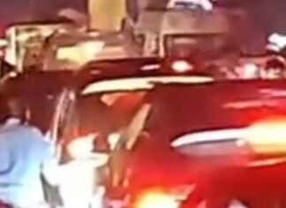 घाघराघाट पुल पर डीसीएम खराब होने से जाम:पुल के बीच वाहन खड़ा होने पर दोनों ओर वाहनों की लंबी कतार लगी, पुलिस ने संभाला ट्रैफिक