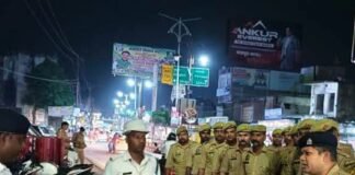 महराजगंज में चला विशेष चेकिंग अभियान:बाजारों, बस स्टेशन, होटल-ढाबों और संवेदनशील जगहों पर पुलिस की सघन जांच; संदिग्ध लोगों और वाहनों से पूछताछ
