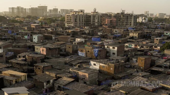 मुंबई - पहली मंज़िल पर झुग्गी-झोपड़ियों में रहने वालों के