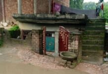 चंदन कोटिया में हल्की बारिश से सड़क पर भरा पानी:वकार हैदर उर्फ जीनू के घर के सामने तालाब बनी सड़क, ग्रामीणों को परेशानी