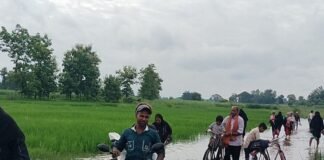 श्रावस्ती में रास्ते पर कई महीनों से भरा पानी:राहगीरों और स्कूली बच्चों को आने-जाने में दिक्कत, प्रशासन से समाधान की मांग