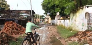 काटकुइया गांव में सड़क की हालत बदहाल:स्कूल जाने वाले बच्चों, बुजुर्गों को परेशानी; पक्की सड़क बनाने की मांग