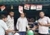 बनकटी में व्यापारियों को बांटे गए डस्टबिन:गीले-सूखे कचरे के लिए नीले-हरे डस्टबिन दिए, स्वच्छता के प्रति जागरूक किया