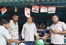 बनकटी में व्यापारियों को बांटे गए डस्टबिन:गीले-सूखे कचरे के लिए नीले-हरे डस्टबिन दिए, स्वच्छता के प्रति जागरूक किया