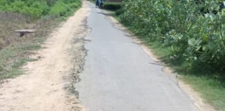 बदलबाग को जोड़ने वाली सड़क जर्जर:ग्रामीणों और स्कूली बच्चों को परेशानी, बारिश में जलभराव से कीचड़ में गिर रहे लोग