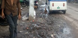 श्रावस्ती के बदला चौराहा पर फैला गंदा पानी और कीचड़:सड़क किनारे जमा कचरे से बदबू, बीमारियों का खतरा बढ़ा