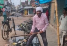चंदन कोटिया में जाम नालियों की सफाई हुई:गंदगी और बदबू से ग्रामीणों को राहत मिली, कई महीनों से जमा था पानी।