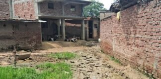 बारिश के बाद सड़क पर कीचड़, आवागमन में परेशानी:बालकराम पुरवा के लोग परेशान, पक्की सड़क बनाने की मांग की