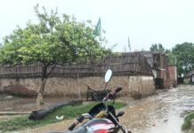 गौड़ारिया में मुख्य मार्ग पर घुटनों तक भरा पानी:नालियों की सफाई न होने से सड़क जलमग्न, ग्रामीणों में आक्रोश