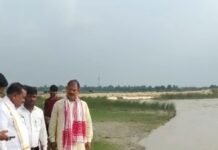 राप्ती की कटान से अप्रोच मार्ग पर मंडराया खतरा टला:श्रावस्ती में बोरियां डालकर रोकी धारा