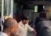 महिला को बचाने के प्रयास में बाइक सवार घायल:बस्ती के महरीपुर में हुआ हादसा, जिला अस्पताल में भर्ती