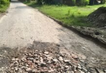 पोखरा-चिलमा मार्ग बदहाल, गड्ढों से भरा पानी:ओवरलोड वाहनों से टूटी सड़क, हजारों छात्रों का भी इसी रास्ते से आना-जाना