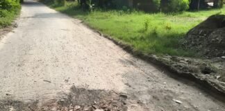 पोखरा-चिलमा मार्ग बदहाल, गड्ढों से भरा पानी:ओवरलोड वाहनों से टूटी सड़क, हजारों छात्रों का भी इसी रास्ते से आना-जाना