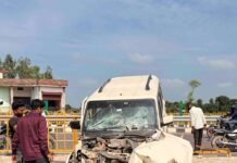 स्कॉर्पियो अनियंत्रित होकर लोहे के डिवाइडर से टकराई:भैया फरेंदा ओवरब्रिज से पहले हादसा