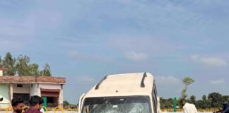 स्कॉर्पियो अनियंत्रित होकर लोहे के डिवाइडर से टकराई:भैया फरेंदा ओवरब्रिज से पहले हादसा