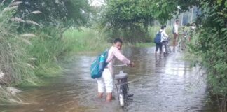 बहराइच में सड़क पर पानी बहने से आवागमन ठप:दर्जनों गांवों को जोड़ने वाली सड़क जर्जर, ग्रामीणों ने मरम्मत की मांग की