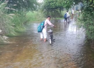 बहराइच में सड़क पर पानी बहने से आवागमन ठप:दर्जनों गांवों को जोड़ने वाली सड़क जर्जर, ग्रामीणों ने मरम्मत की मांग की