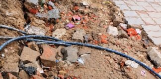 घोसियाना रोड पर पाइप डालने के बाद गड्ढा खुला:ढलान पर होने से बारिश में हादसे का खतरा बढ़ा
