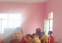 चाबी लगाते ही अनियंत्रित हुई पिकअप:पेड़ से टकराई, 32 श्रद्धालु घायल, एक वृद्ध महिला के हाथ-पैर में फ्रैक्चर