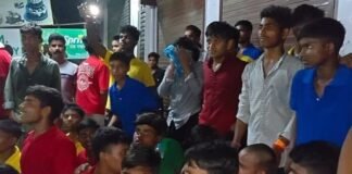 स्कूल में अंधेरा, मेस में घटिया खाना…रायबरेली में रात 2:30 बजे तक सड़कों पर डटे रहे सैकड़ों छात्र