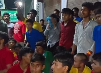 स्कूल में अंधेरा, मेस में घटिया खाना…रायबरेली में रात 2:30 बजे तक सड़कों पर डटे रहे सैकड़ों छात्र