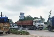 नेपाल में बाढ़-भूस्खलन से सोनौली बॉर्डर पर 12 किमी जाम:कई दिन से फंसे मालवाहक, सड़क पर गुजार रहे रात-दिन; पानी-भोजन और शौचालय की समस्या