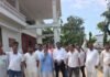 कमीशन मांगने का आरोप लगा प्रधानों ने खोला मोर्चा:पनियरा BDO को दफ्तर में कुछ देर बंद भी किया; बोले- निलंबित नहीं किया तो आंदोलन करेंगे