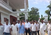 कमीशन मांगने का आरोप लगा प्रधानों ने खोला मोर्चा:पनियरा BDO को दफ्तर में कुछ देर बंद भी किया; बोले- निलंबित नहीं किया तो आंदोलन करेंगे