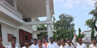 कमीशन मांगने का आरोप लगा प्रधानों ने खोला मोर्चा:पनियरा BDO को दफ्तर में कुछ देर बंद भी किया; बोले- निलंबित नहीं किया तो आंदोलन करेंगे