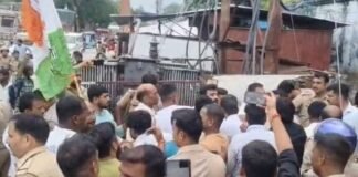UP: अमेठी में यूथ कांग्रेस का जोरदार प्रदर्शन, गृह मंत्री का पुतला फूंकने को लेकर पुलिस से नोकझोंक