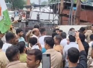 UP: अमेठी में यूथ कांग्रेस का जोरदार प्रदर्शन, गृह मंत्री का पुतला फूंकने को लेकर पुलिस से नोकझोंक