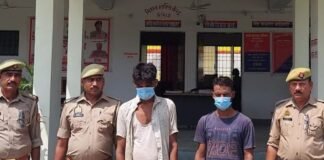 बहराइच में गश्त के दौरान पुलिस ने दो चोर पकड़े:चोरी की साइकिल, नशीली टेबलेट और उपकरण बरामद