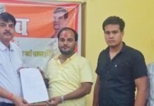 सिसवा में जर्जर बिजली पोल और ट्रिपिंग से लोग परेशान:एमएलसी प्रतिनिधि ने एक्सईएन को दिया पत्र, हादसे वाले पोल पहले बदलने की मांग