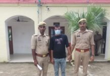 पॉक्सो एक्ट के वारंटी आरोपी को पुलिस ने पकड़ा:महराजगंज में 2020 के मुकदमे में जारी था वारंट