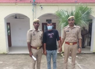 पॉक्सो एक्ट के वारंटी आरोपी को पुलिस ने पकड़ा:महराजगंज में 2020 के मुकदमे में जारी था वारंट
