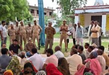 डीएफओ ने पीड़ित परिवार से मुलाकात की:आनंद नगर में जागरूकता गोष्ठी कर ग्रामीणों को तेंदुए से बचाव के तरीके बताए, मुआवजे पर भी चर्चा